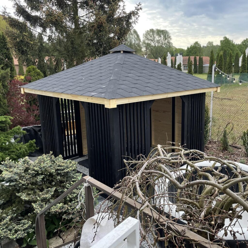 altana drewniana z lamelami